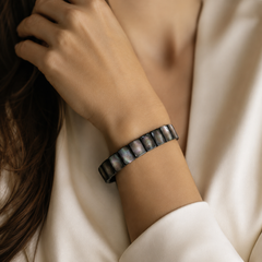 AMBERÉA Natural Black Mother of Pearl Bracelet | Elegant Shell Stretch Bracelet